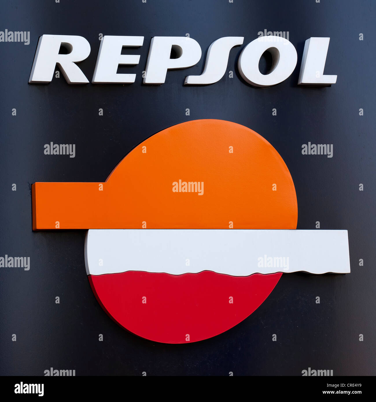 Logo e logotipo spagnola della compagnia petrolifera Repsol, Madrid, Spagna, Europa Foto Stock