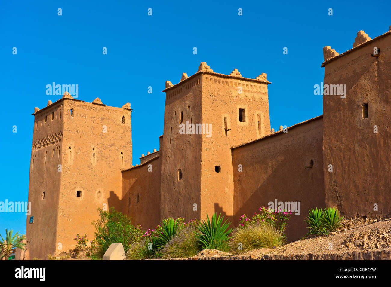 Torri e mura di Taourirt Kasbah, fortezza di fango, residenziale castello berbero, Tighremt, Ouarzazate, Sud Marocco, Marocco Foto Stock