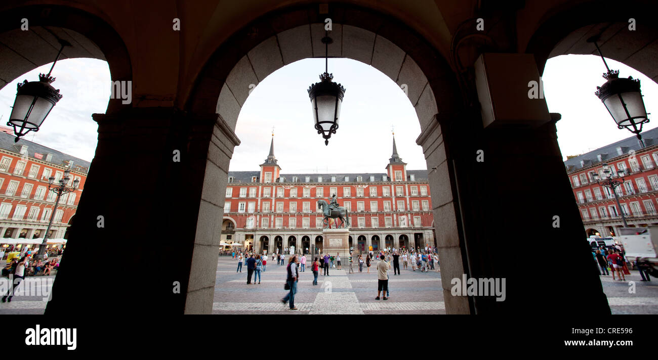 Colonnato che circonda la città storica piazza, Plaza Mayor, Madrid, Spagna, Europa Foto Stock