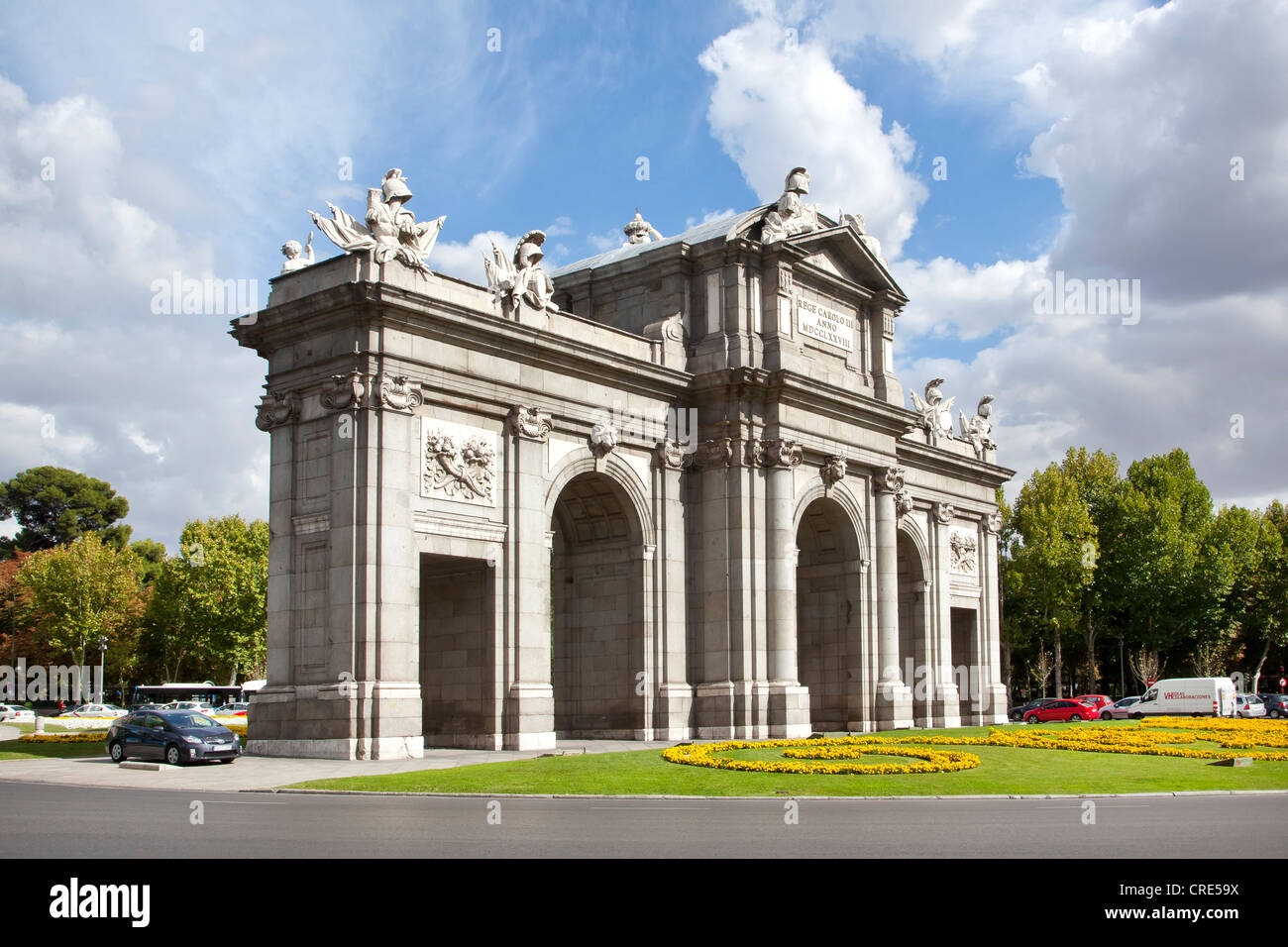 Puerta de Alcala arco su Plaza de la Independencia square, Madrid, Spagna, Europa Foto Stock