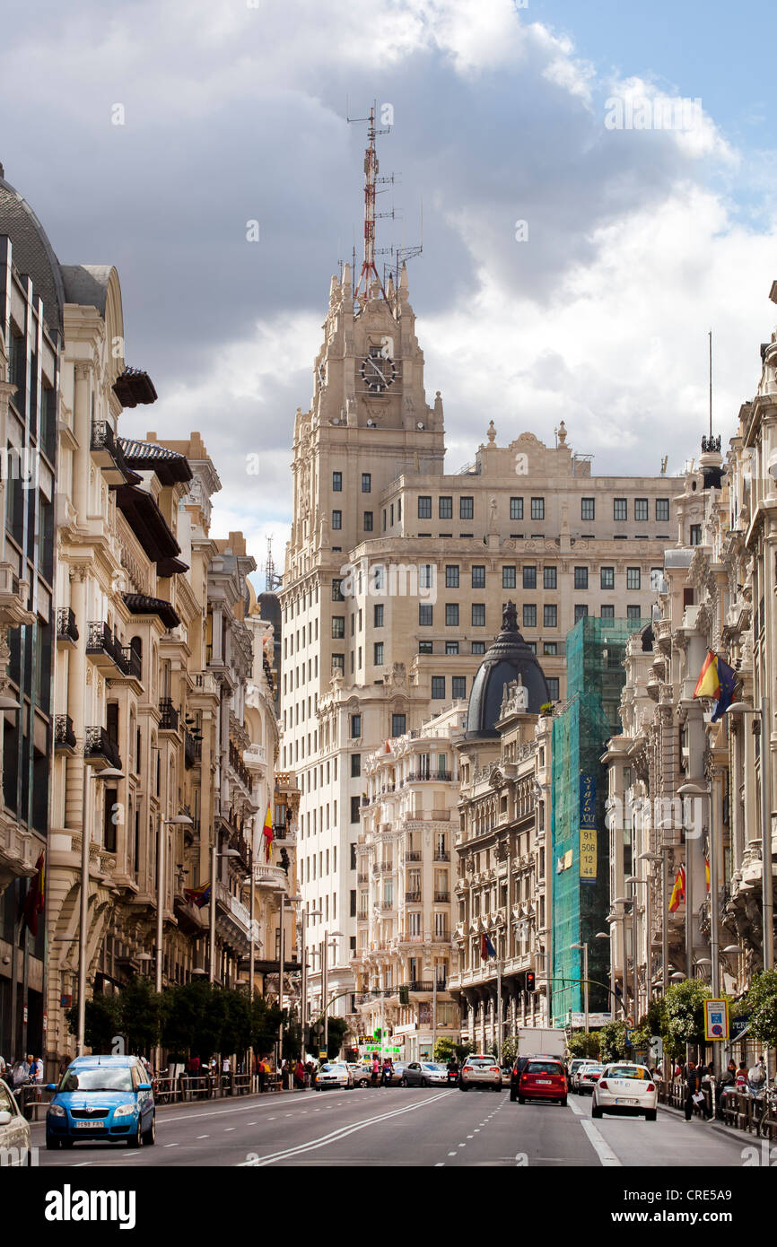 Gran Via boulevard con la sede del quartier generale del settore delle telecomunicazioni spagnolo società Telefonica, Madrid, Spagna Foto Stock