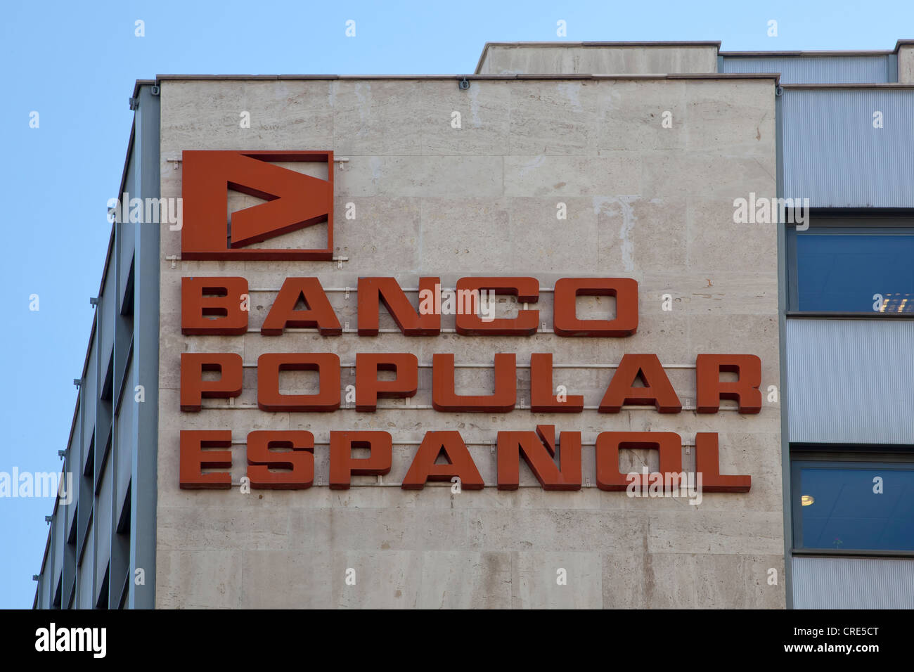 Logo e logotipo sulla sede della banca spagnola Banco Popular Espanol, Madrid, Spagna, Europa Foto Stock