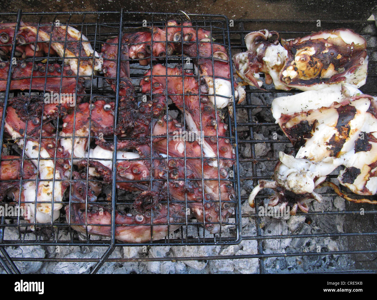 Grigliata di fresco polpi e seppie, Creta, Grecia Foto Stock