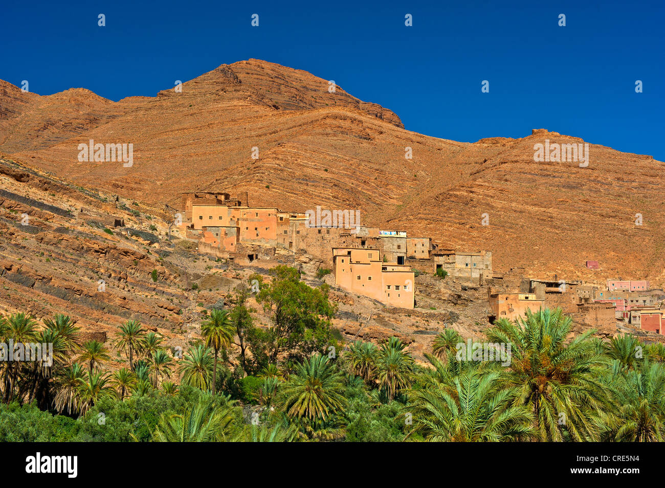 Cuesta tipico paesaggio, pendii montani caratterizzato da fenomeni di erosione, con piccoli insediamenti e palme da dattero, Ait Mansour valley Foto Stock