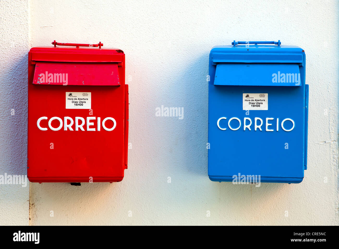 Cassette postali Il Portoghese del servizio postale, Correio, in rosso e blu per i diversi tempi di raccolta, nel quartiere di Belem Foto Stock