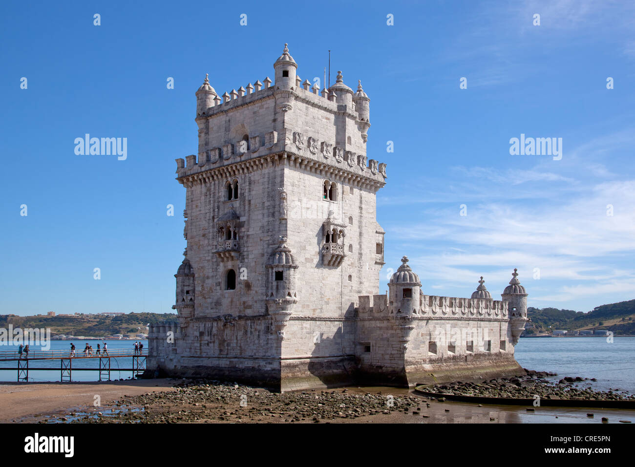 La Torre de Belem, fortificazioni risalenti al XVI secolo, Sito Patrimonio Mondiale dell'UNESCO, presso la foce del Rio Tejo fiume in Foto Stock