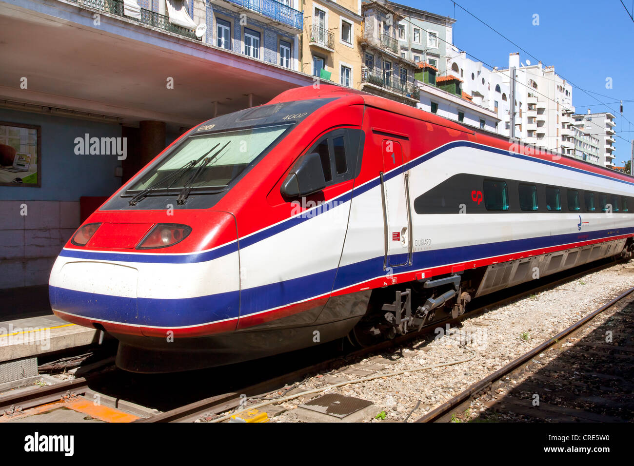Alfa, pendolare con il treno ad alta velocità dello stato portoghese railway CP, Comboios de Portugal, in Santa Apolonia stazione ferroviaria Foto Stock
