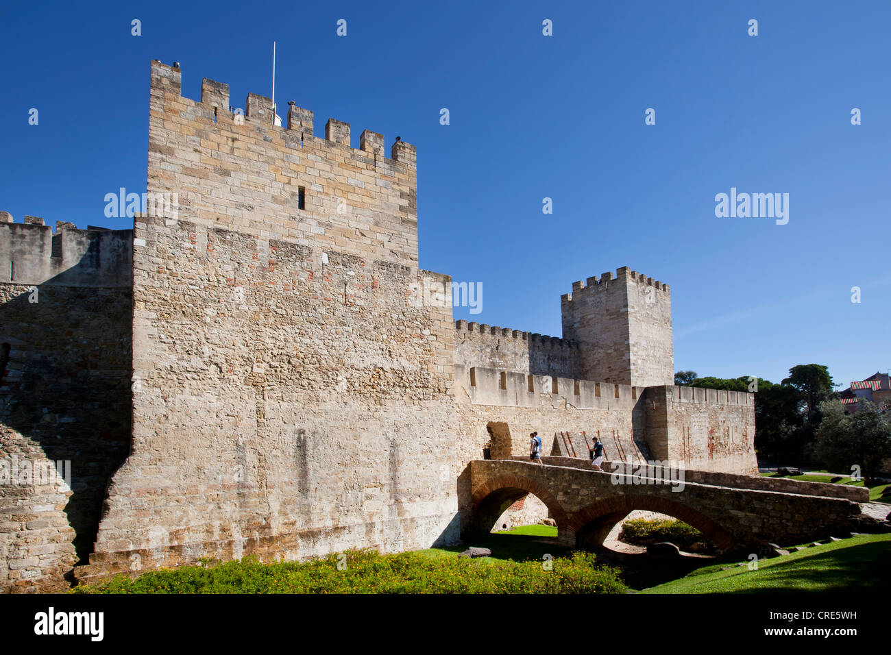 Area di ingresso dell'ex castello moresco Castelo de Sao Jorge a Lisbona, Portogallo, Europa Foto Stock
