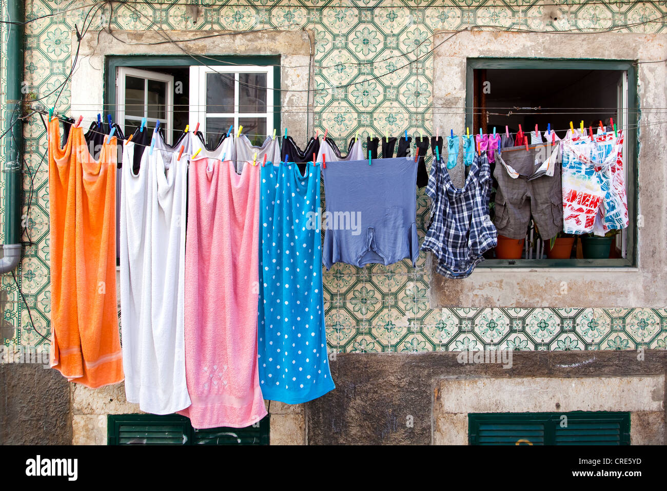 Servizio lavanderia appesi per asciugare l'esterno facciata di una casa con piastrelle nel quartiere Bairro Alto, Lisbona, Portogallo, Europa Foto Stock