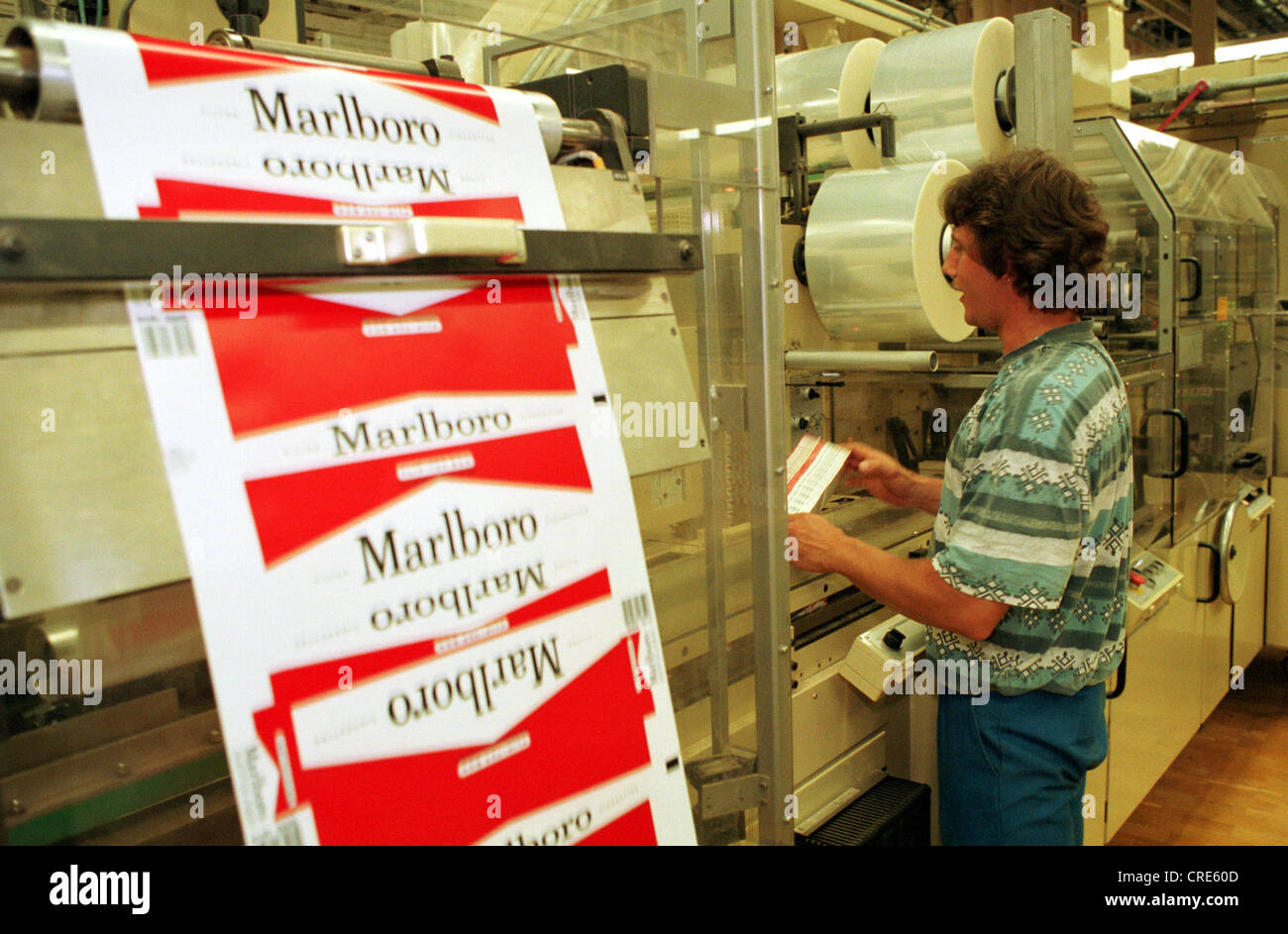 Un lavoratore a Philip Morris in fabbrica Berlin-Neukoelln, Germania Foto Stock