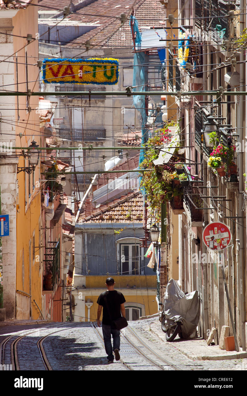 Strada dell'Elevador da Bica funicolare nel quartiere di Bairro Alto, Lisbona, Portogallo, Europa Foto Stock