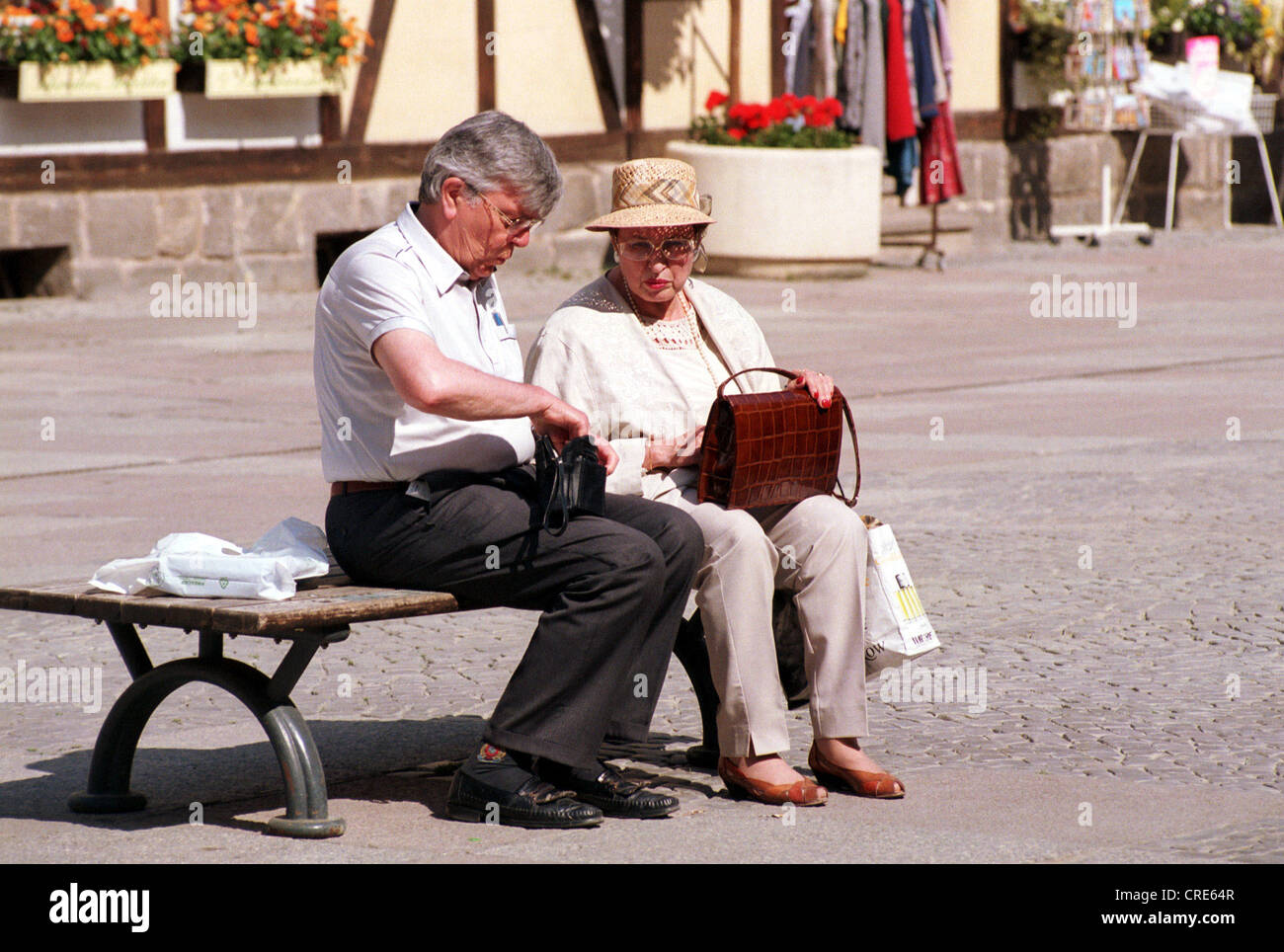 Coppia in pensione su un banco a Quedlinburg, Germania Foto Stock