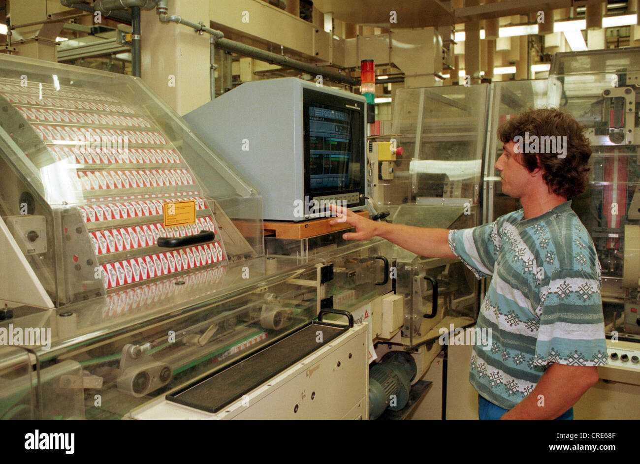 Un lavoratore a Philip Morris in fabbrica Berlin-Neukoelln, Germania Foto Stock