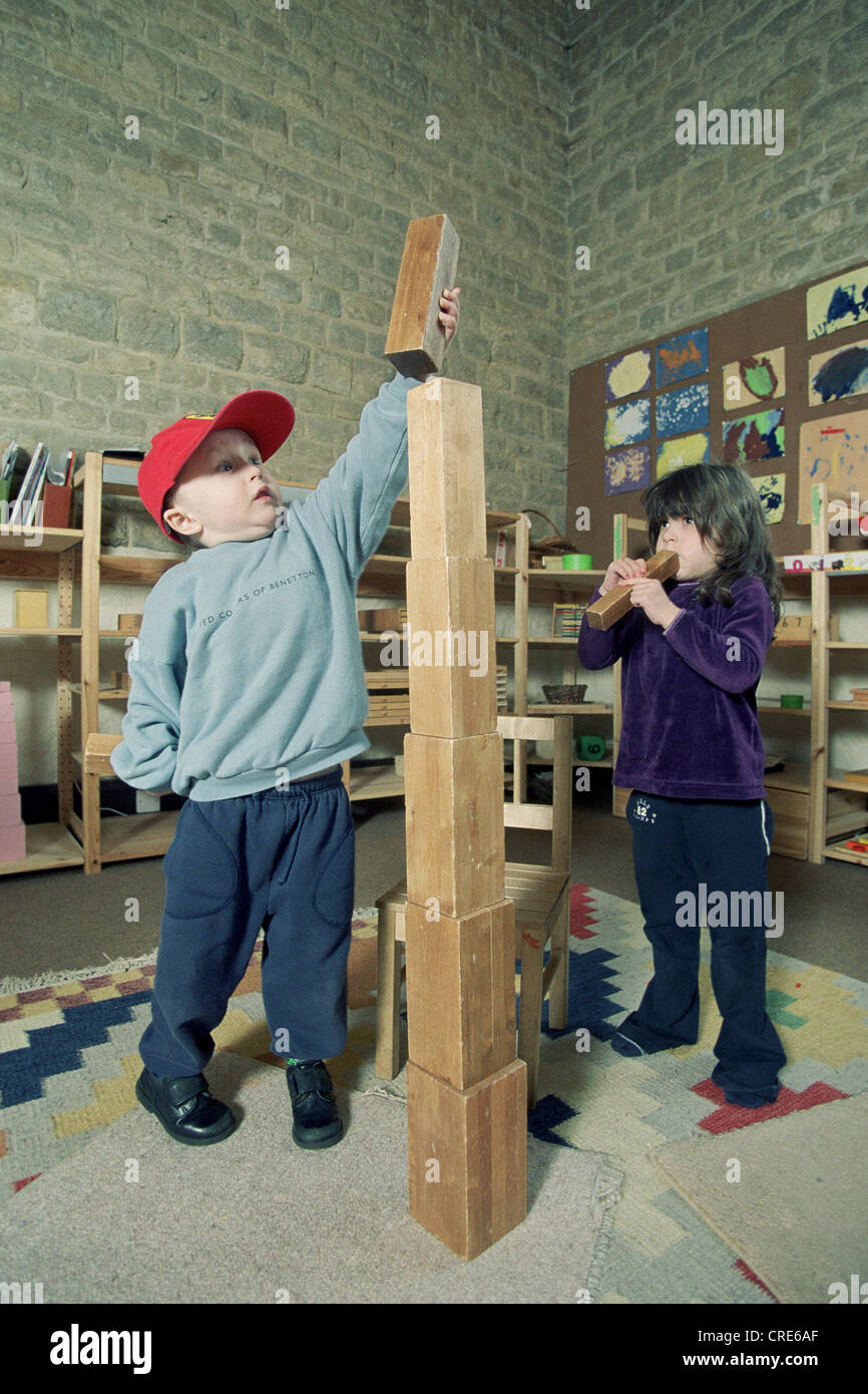 Oxford Scuola Montessori, bambini blocchi di costruzione Foto Stock