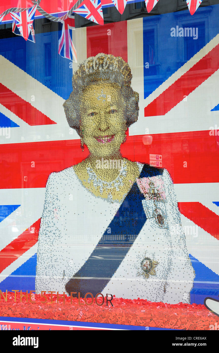 Una immagine della regina fatta di Lego, nella finestra di Hamleys negozio di giocattoli, Regent Street, Londra durante il Giubileo d'Oro 2012 Foto Stock