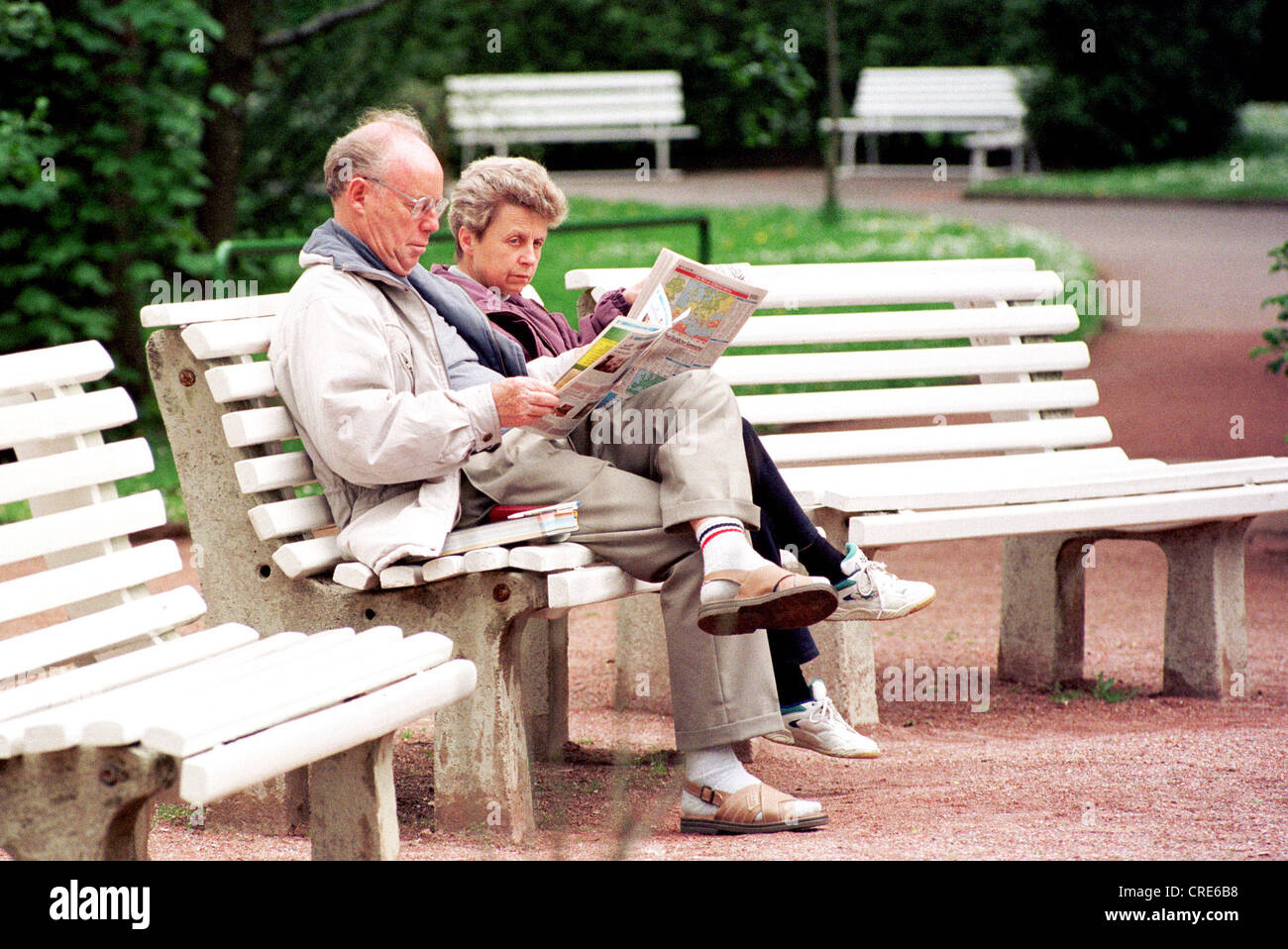 Coppia in pensione su una panchina nel parco, Bad Lauterberg, Germania Foto Stock