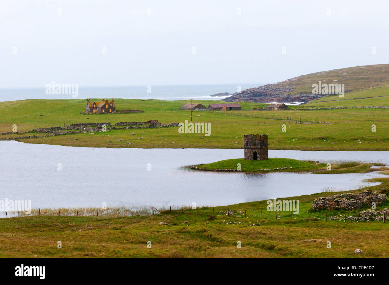 Torre Scolpaig, una follia in Loch Scolpaig sull isola di North Uist nelle Ebridi Esterne. Foto Stock