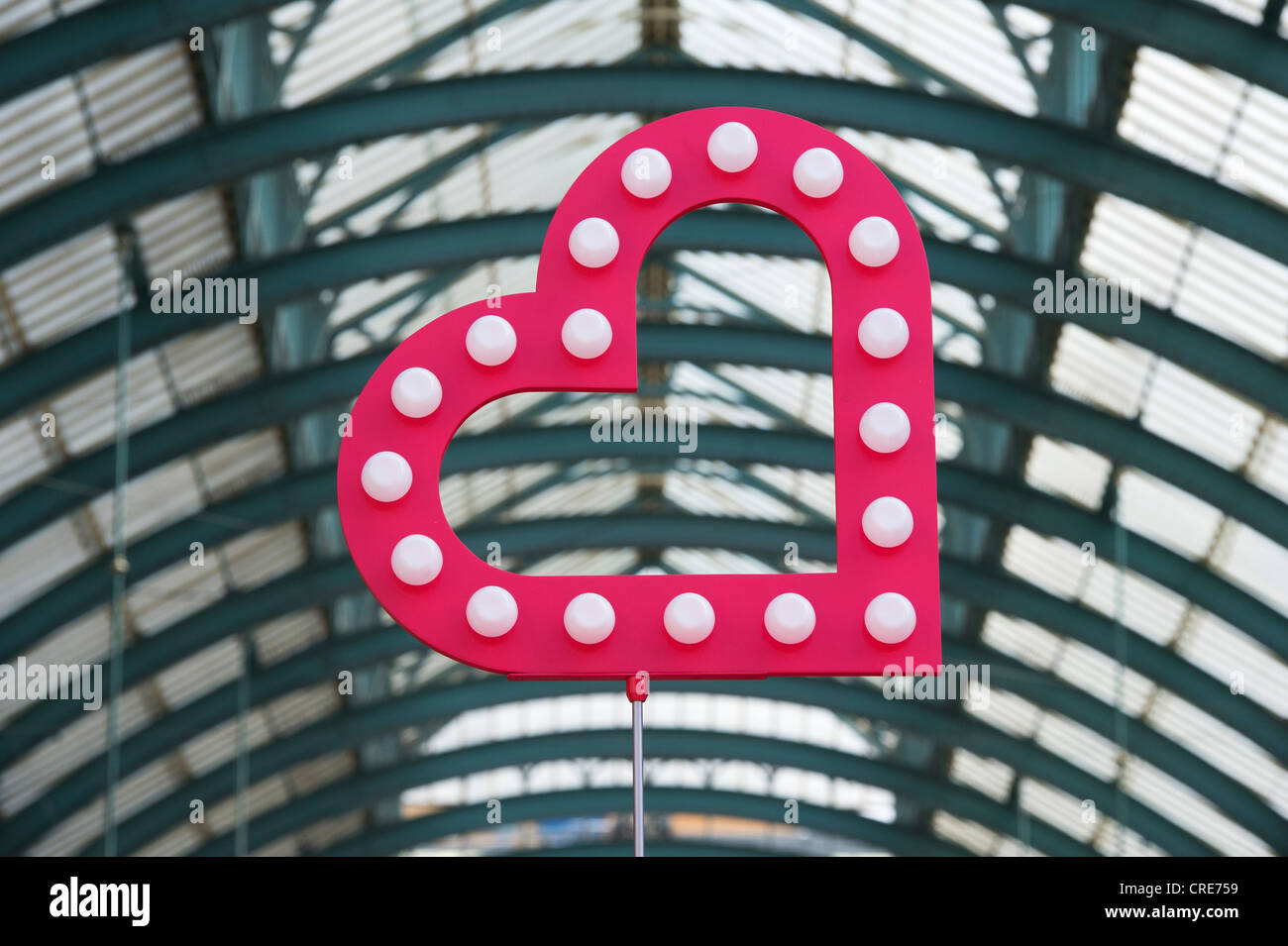 Cuore rosa arte di installazione nella parte anteriore del mercato di Covent Garden tetto. Londra, Inghilterra Foto Stock