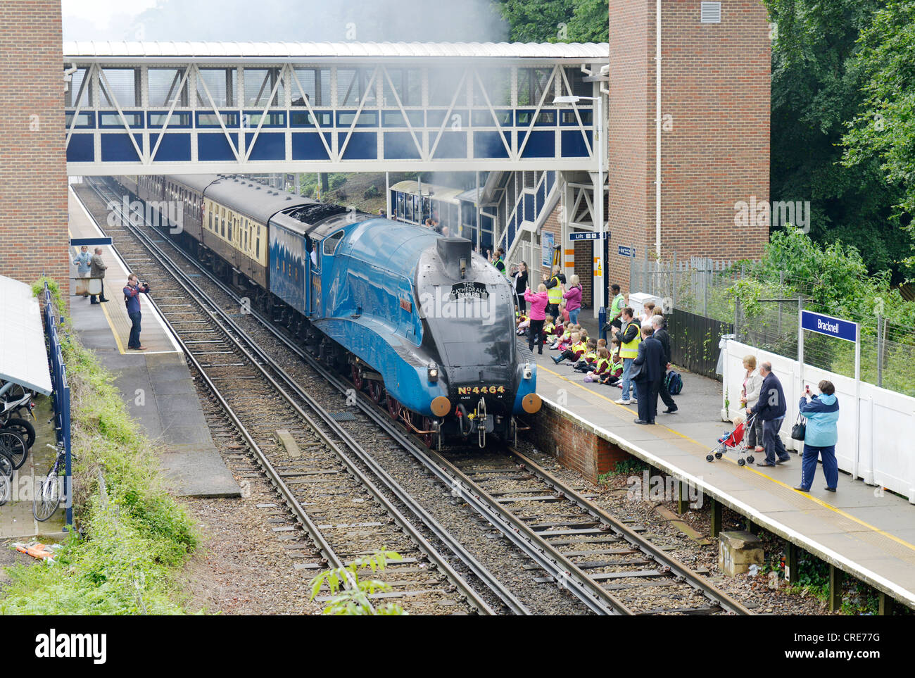 A4 Pacific 'Tarabuso' tira le cattedrali Express si ferma a Bracknell per raccogliere passeggeri -1 Foto Stock