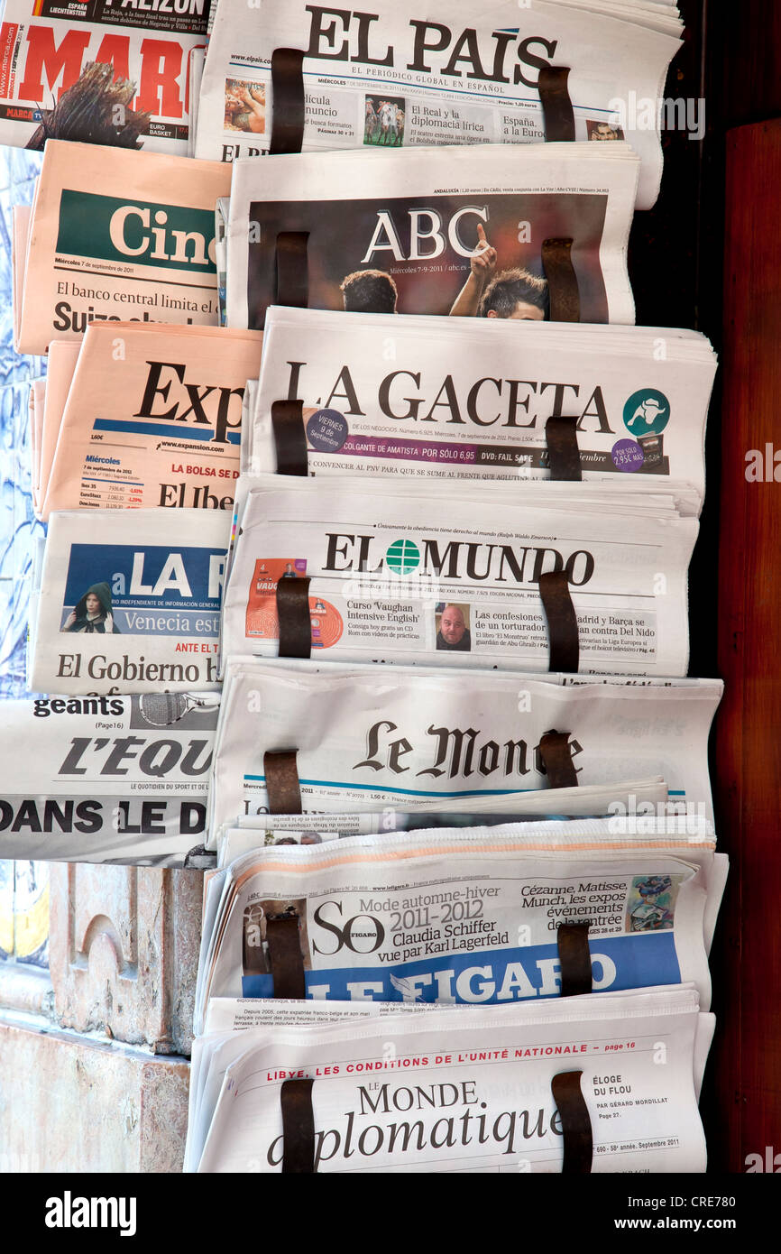 Portoghese e giornali quotidiani internazionali a una edicola a Lisbona, Portogallo, Europa Foto Stock
