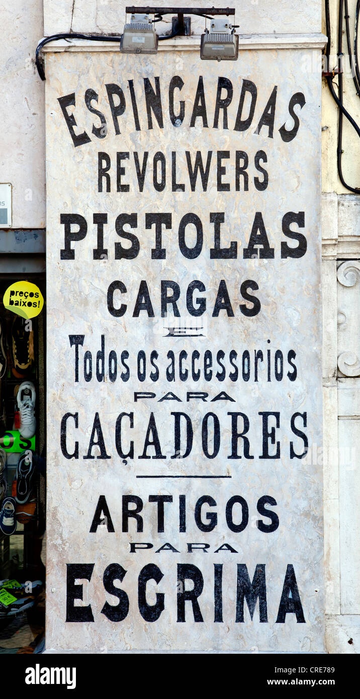 Pubblicità presso un negozio di pistola a Lisbona, Portogallo, Europa Foto Stock