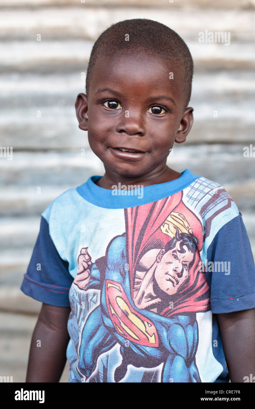 Ritratto di un ragazzo in un superman t-shirt nella Clara città baraccopoli di Monrovia, Montserrado county, Liberia Foto Stock