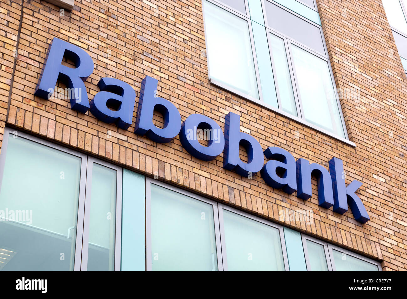 Logo su una filiale olandese della banca cooperativa Rabobank a Dublino, Irlanda, Europa Foto Stock