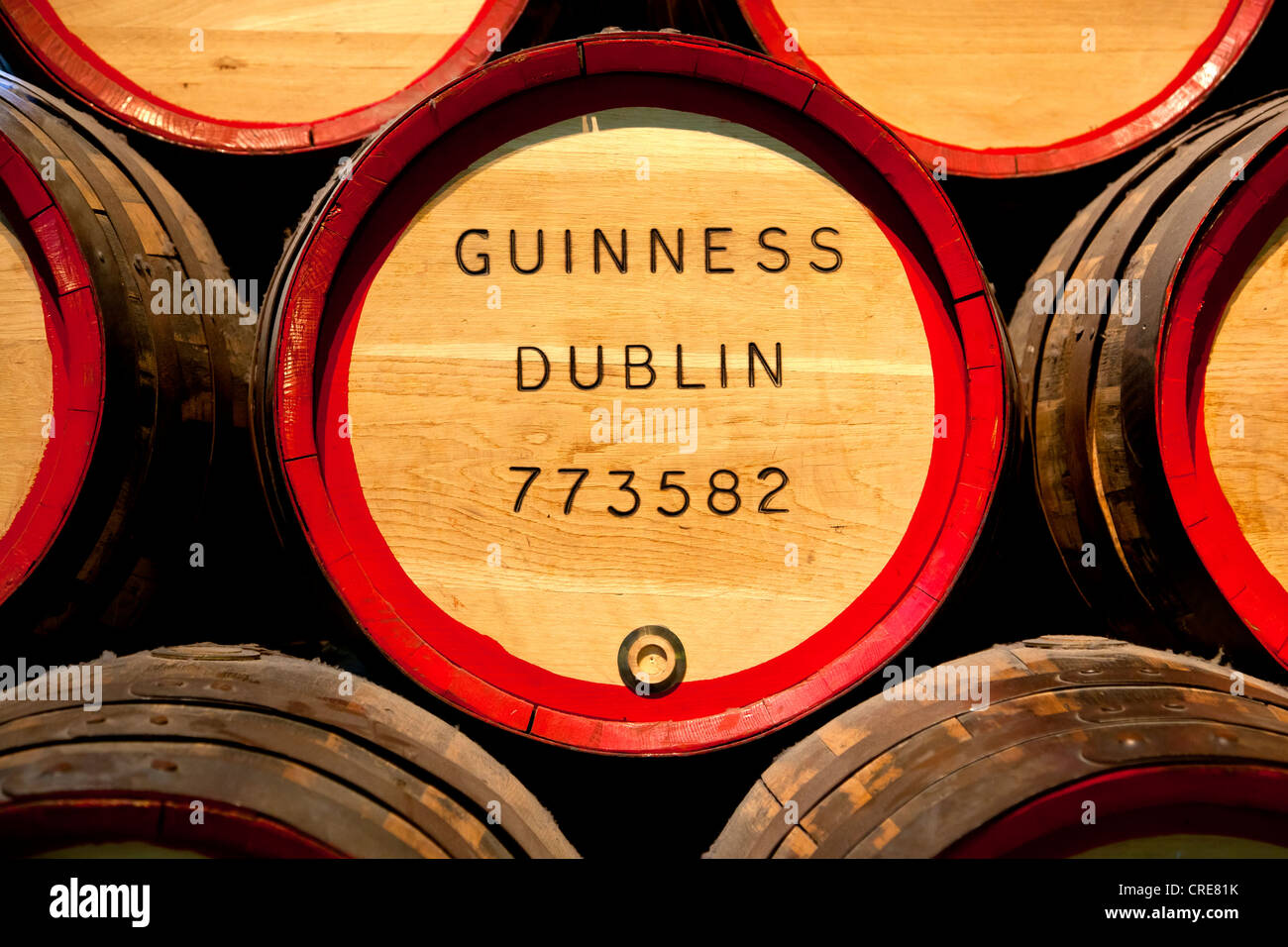 Guinness barili di birra nel museo del magazzino nel Guinness Brewery, parte della Diageo drinks company, Dublino Foto Stock