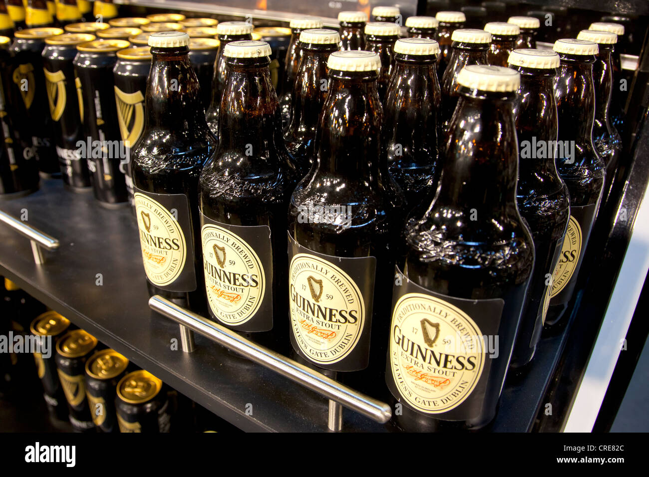 Birra Guinness bottiglie nel museo del magazzino nel Guinness Brewery, parte della Diageo drinks company, Dublino Foto Stock