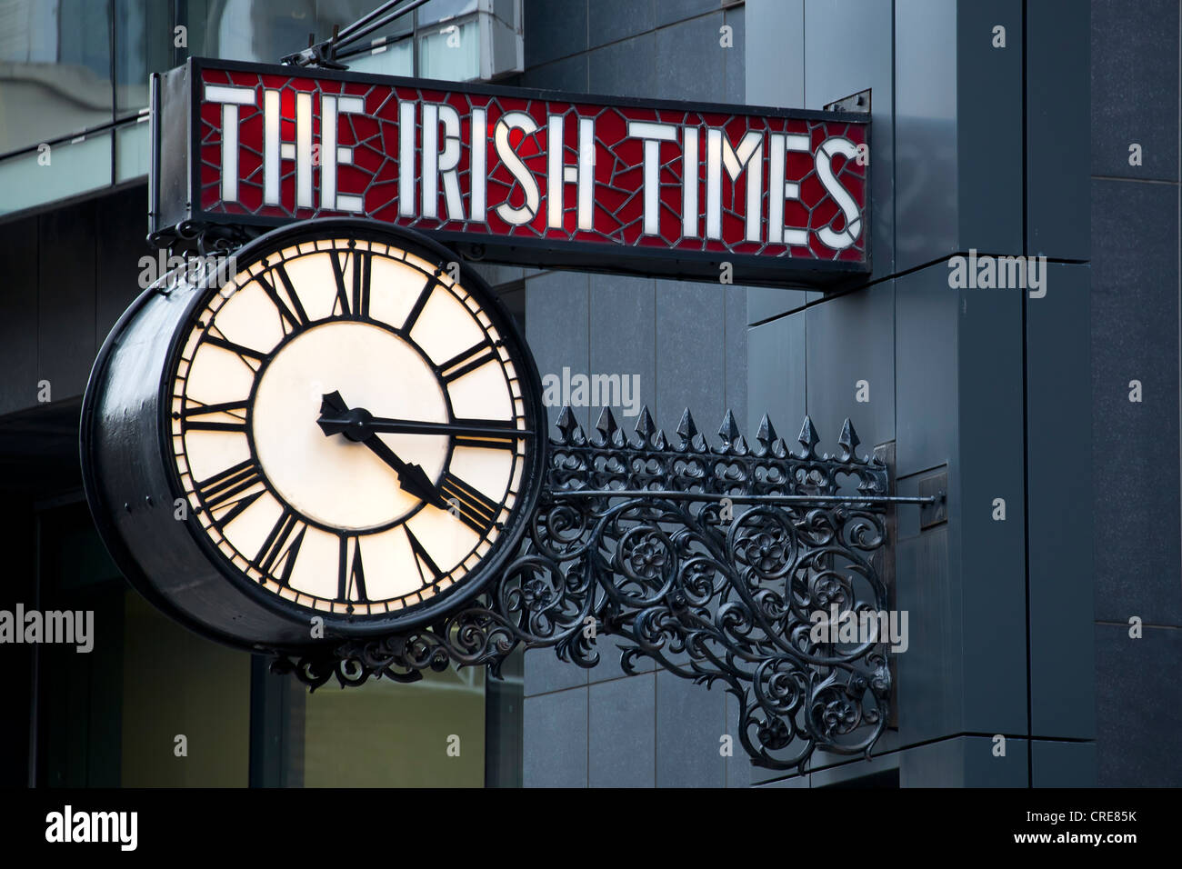 Orologio sulla redazione e amministrazione della media company la Irish Times, Dublino, Irlanda, Europa Foto Stock