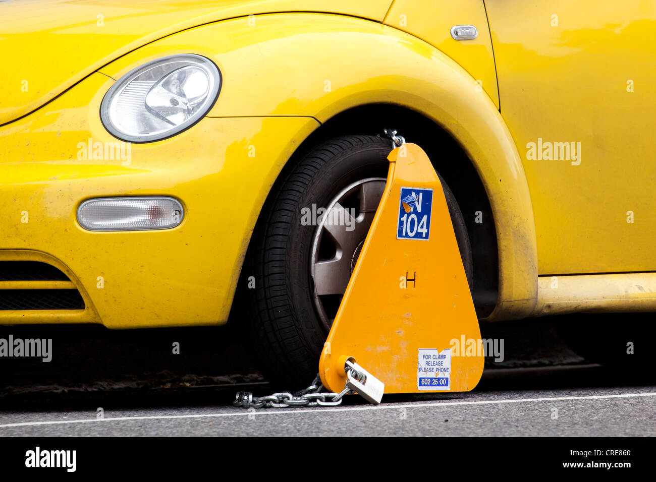VW Beetle auto con un morsetto di bloccaggio di ruota per falso parcheggio a Dublino, Irlanda, Europa Foto Stock