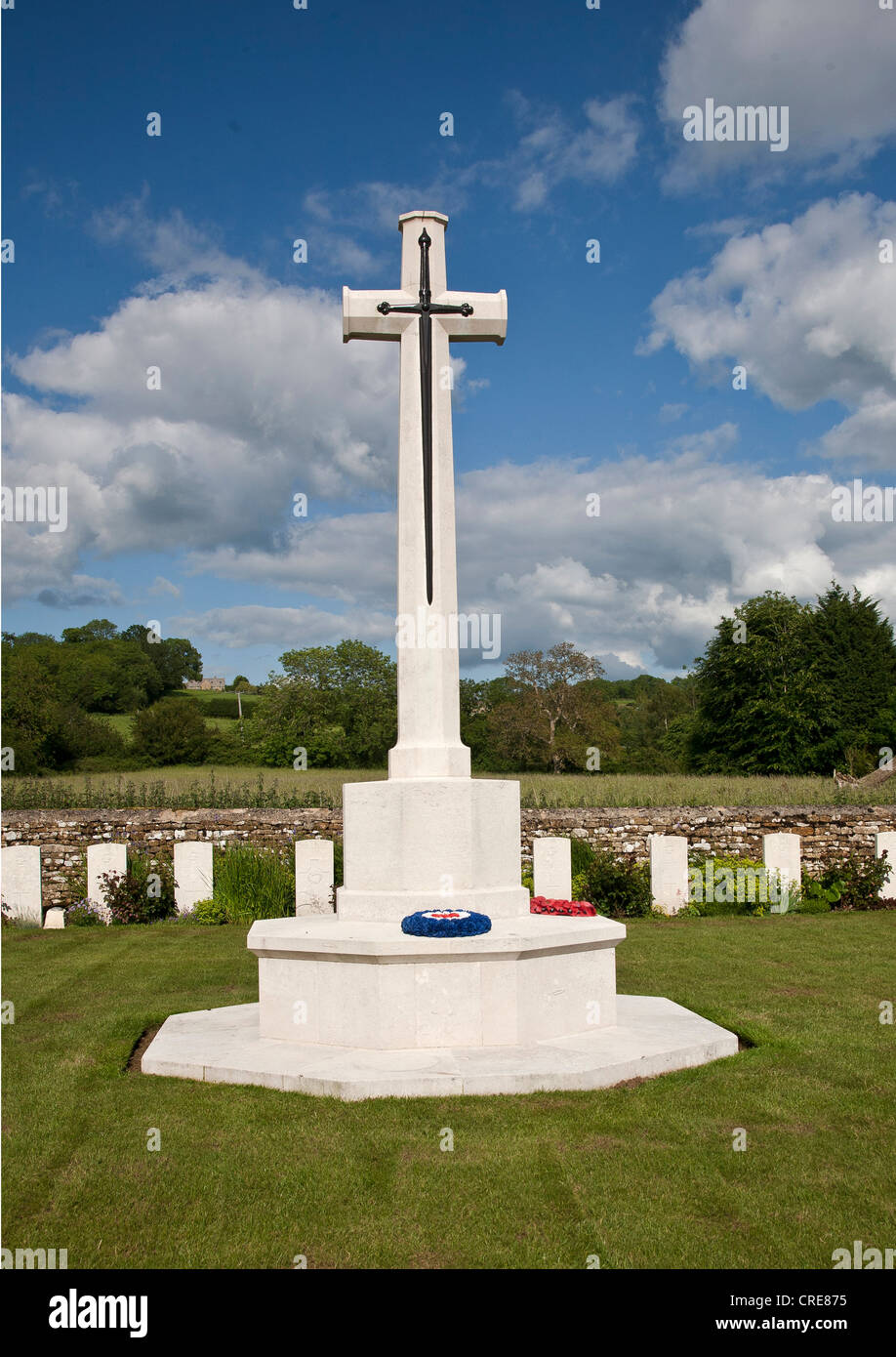 La RAF Memoriale di guerra nel cimitero presso la chiesa di San Pietro in Cotswold villaggio di Little Rissington Gloucestershire Foto Stock
