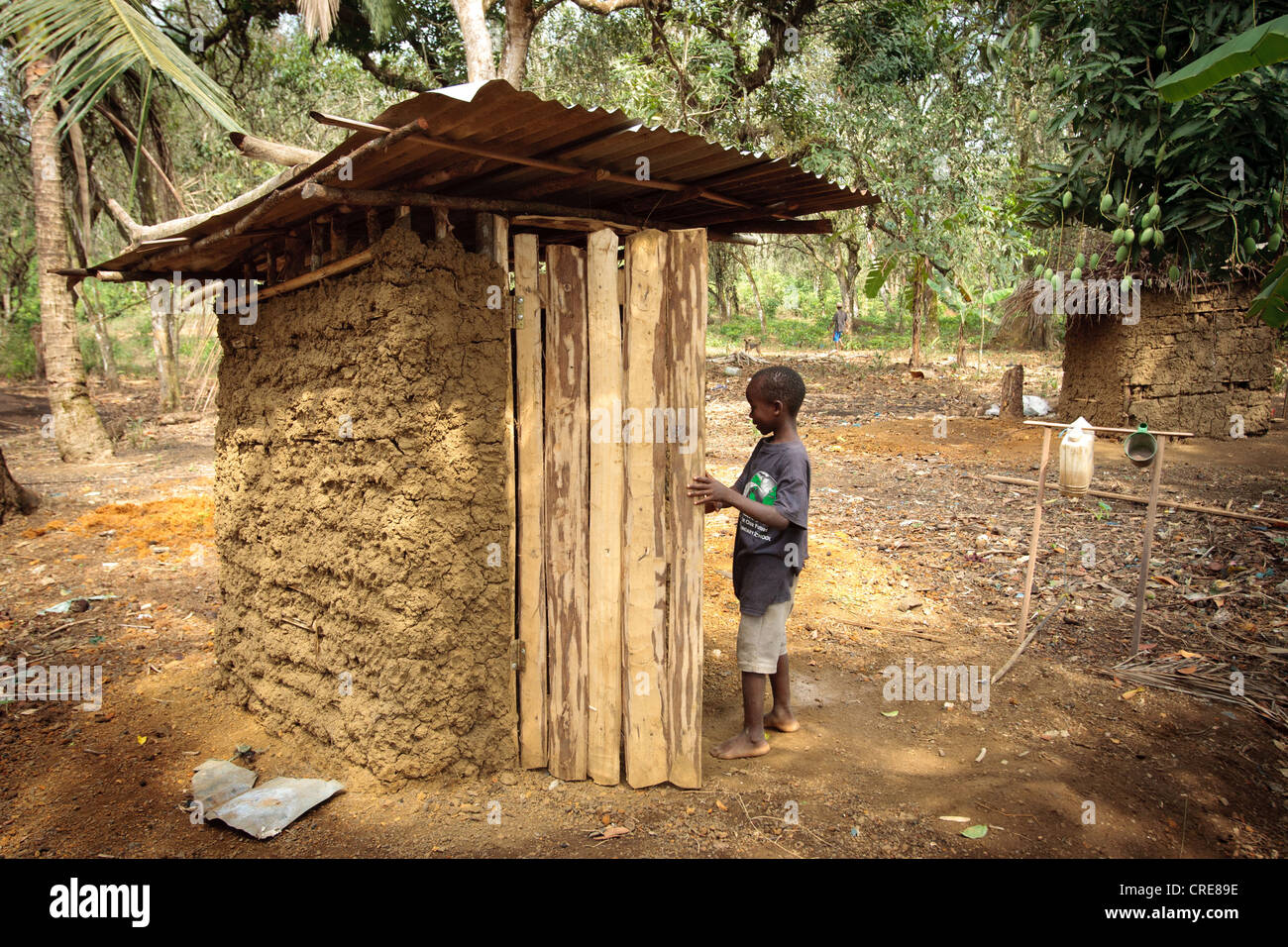 Un ragazzo si avvicina a una latrina di casa nel villaggio di Kawejah, Grand Cape Mount county, Liberia venerdì 6 aprile 2012. Foto Stock