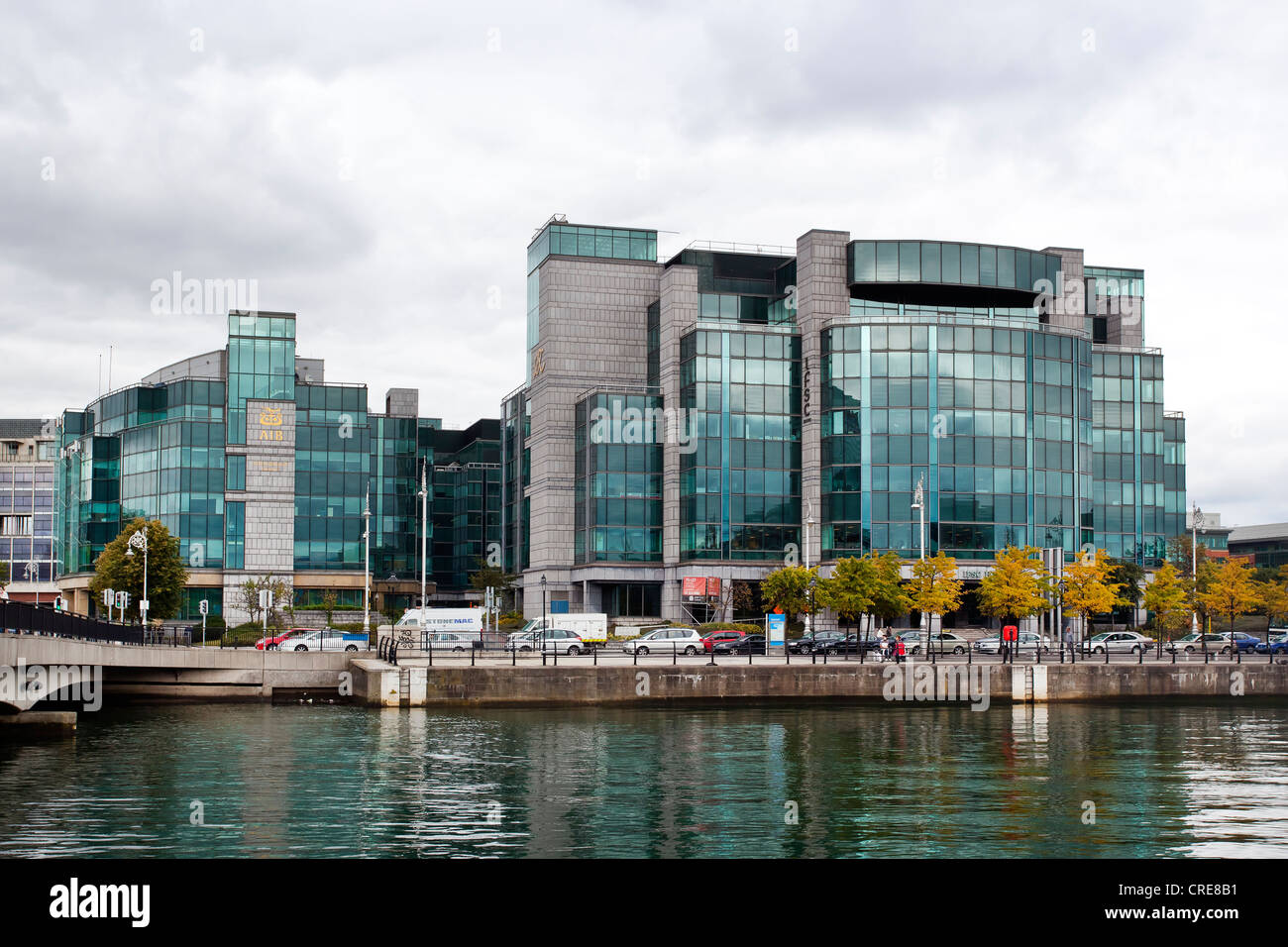 Sede della Allied Irish Bank, AIB, sul fiume Liffey nel quartiere finanziario di Dublino, Irlanda, Europa Foto Stock