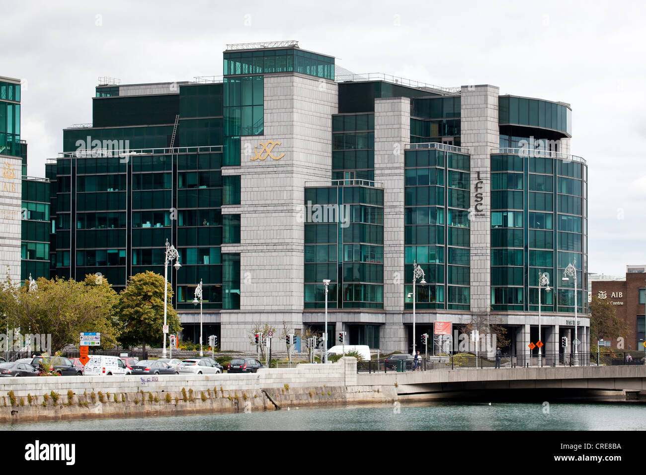 Sede della Allied Irish Bank, AIB, sul fiume Liffey nel quartiere finanziario di Dublino, Irlanda, Europa Foto Stock