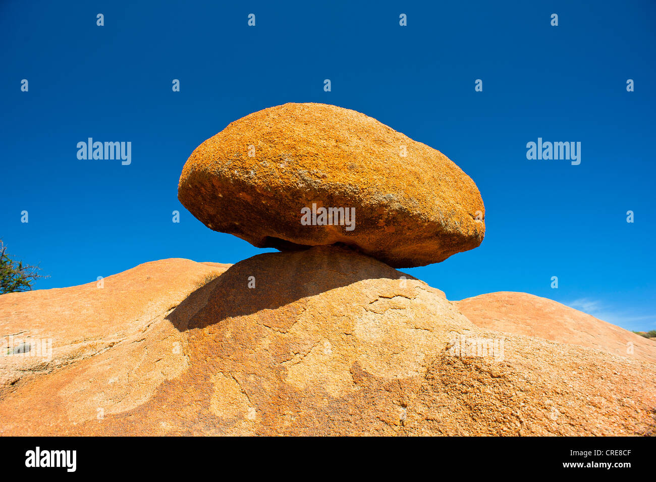 Masso di granito che giace sulla cima di una scogliera nell'Anti-Atlas mountain range, nel sud del Marocco, Marocco, Africa Foto Stock