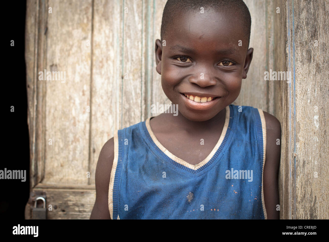 Ritratto di un ragazzo nel villaggio di Kawejah, Grand Cape Mount county, Liberia venerdì 6 aprile 2012. Foto Stock