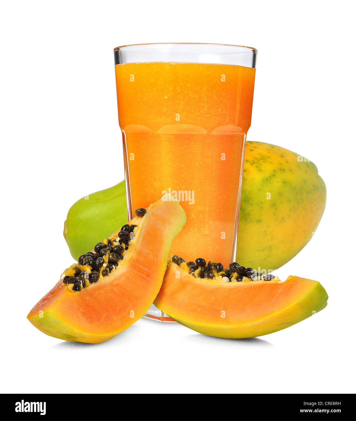 Bicchiere di frullato di papaia isolato su bianco Foto Stock