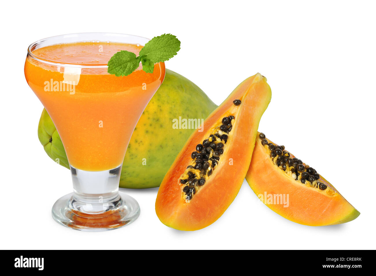 Mescolate fresco succo di papaia con una foglia di menta su sfondo bianco Foto Stock
