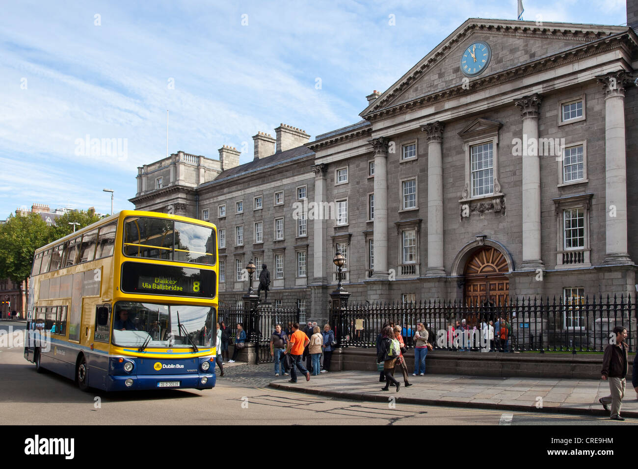 Double-decker bus nella parte anteriore del Trinity College di Dublino Università di Dublino, Irlanda, Europa Foto Stock