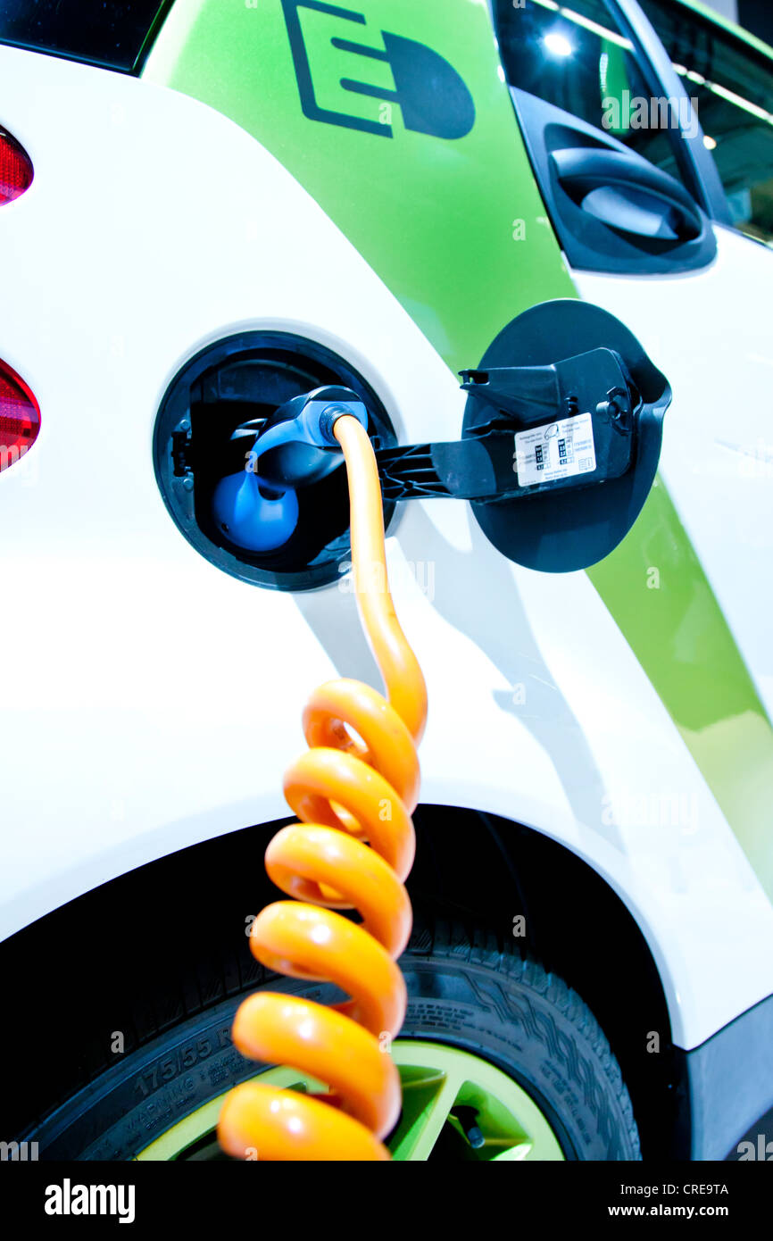 La ricarica con un cavo di ricarica su una macchina elettrica, E-smart electric drive da Smart, gruppo Daimler Foto Stock