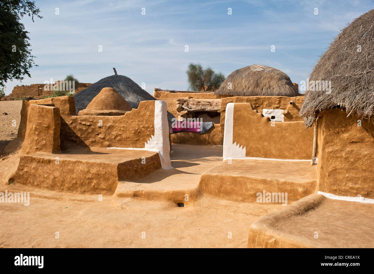 Vista frontale di una tradizionale dimora nel deserto di Thar, le pareti e il pavimento sono realizzati in una miscela di sterco di vacca e sabbia Foto Stock