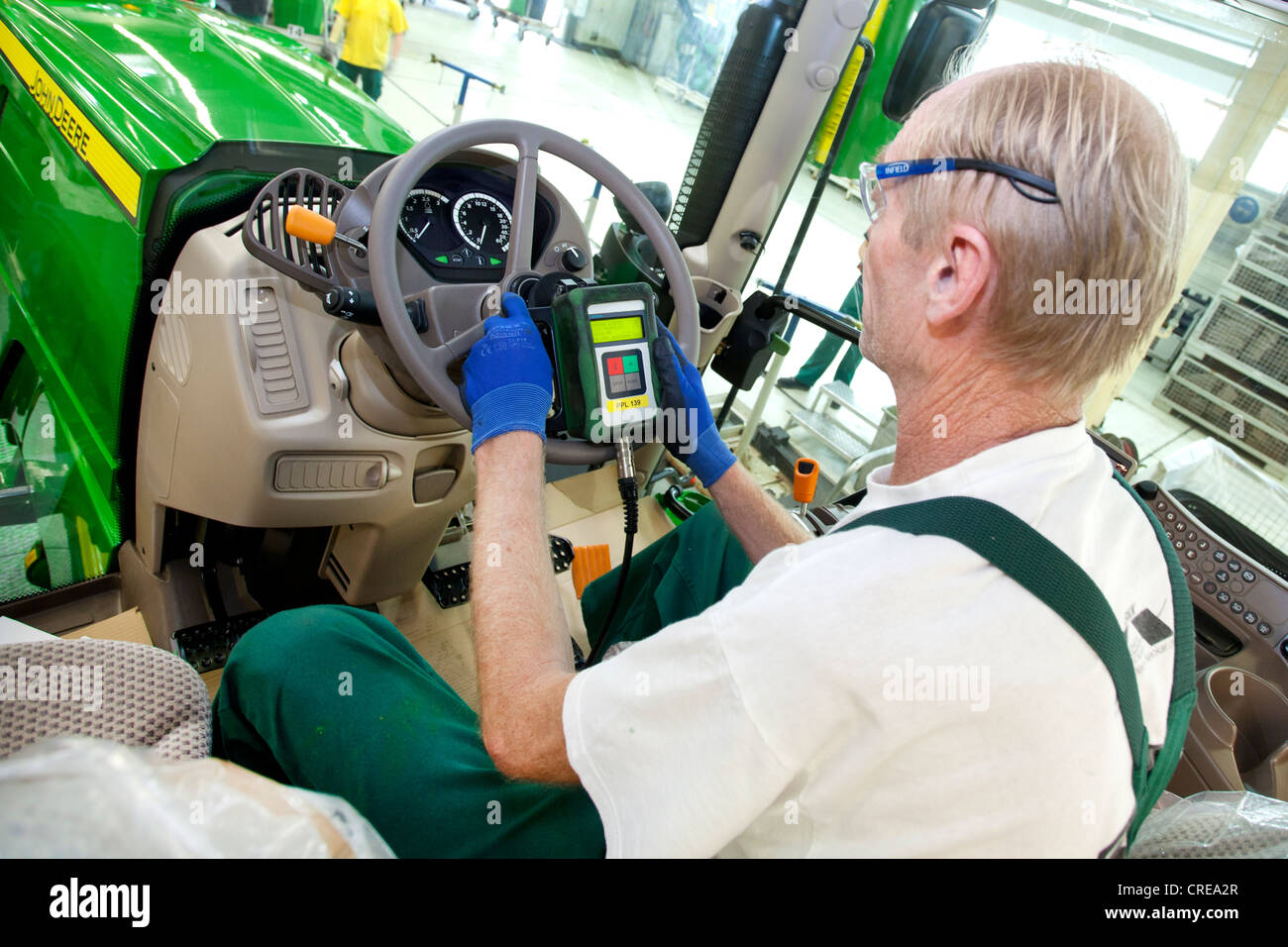 Elettronica di controllo finale nel trattore sezione di produzione presso la sede centrale europea della American macchine agricole Foto Stock