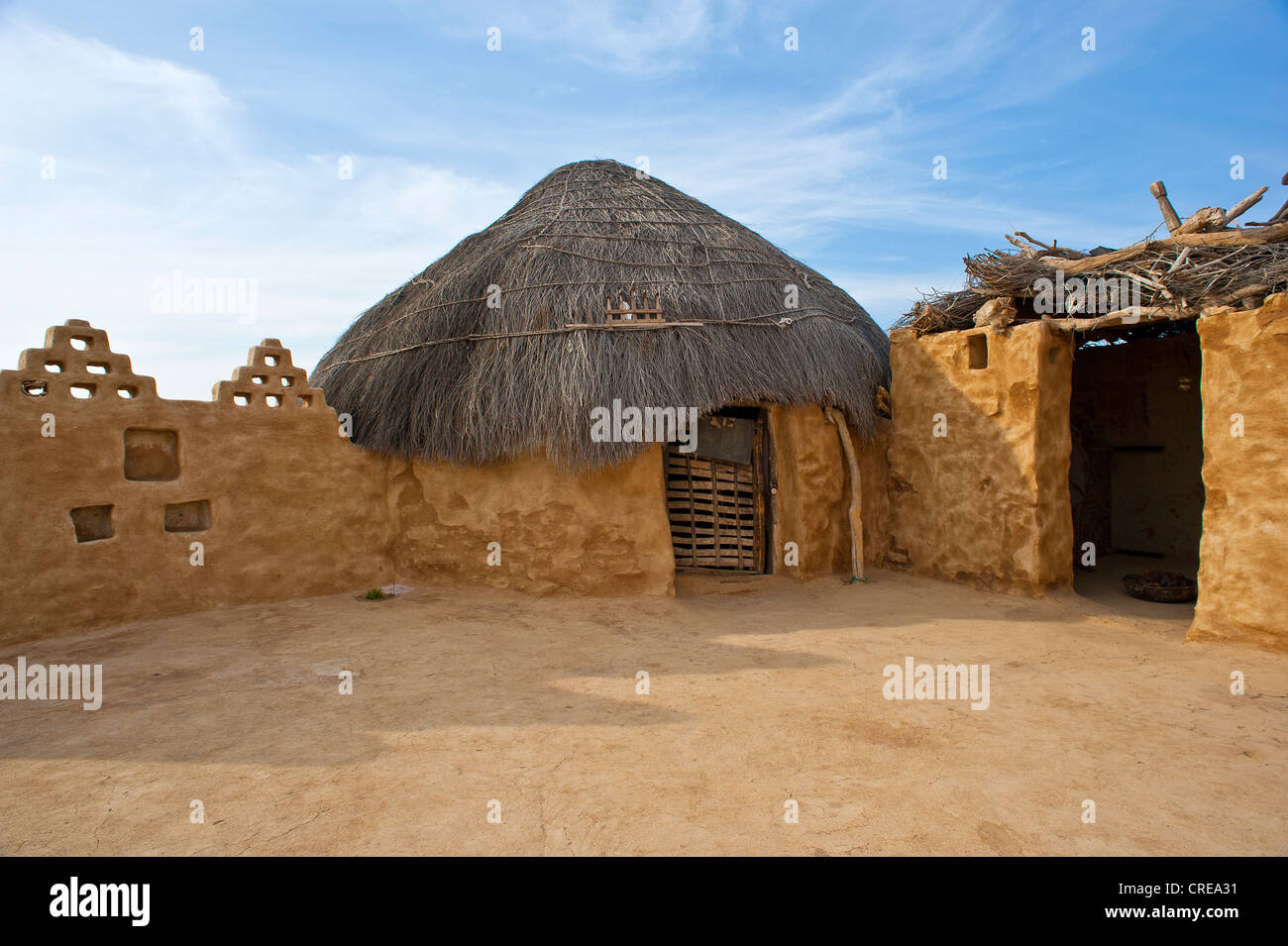 Cortile di una tradizionale dimora nel deserto di Thar, le pareti e il pavimento sono realizzati in una miscela di sterco di vacca e sabbia Foto Stock