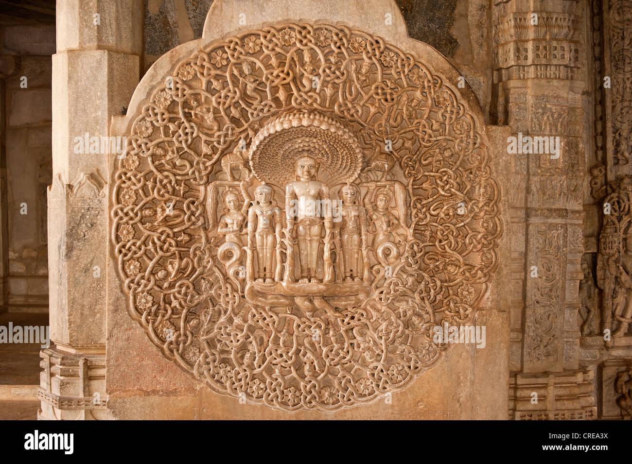 Artistica marmo fregio a parete in marmo Chaumukha tempio di Ranakpur, santuario della religione Jain, Rajasthan, India del Nord Foto Stock