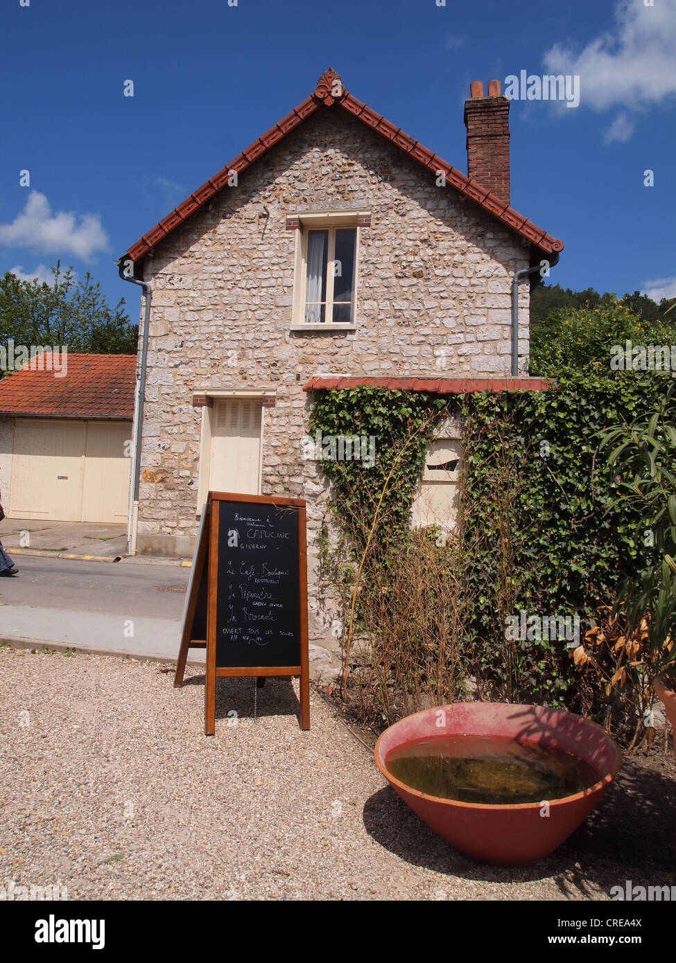 Blackboard segno che indica il centro giardino e ristorante complesso a Giverny, Francia, 12 maggio 2012, © Katharine Andriotis Foto Stock