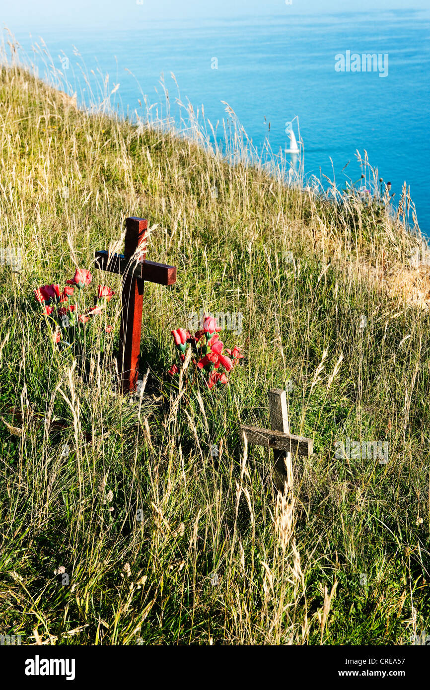 Due croci come memoriali sulla rupe a Beachy Head di un famoso suicidio posto sulla South Downs in East Sussex Foto Stock