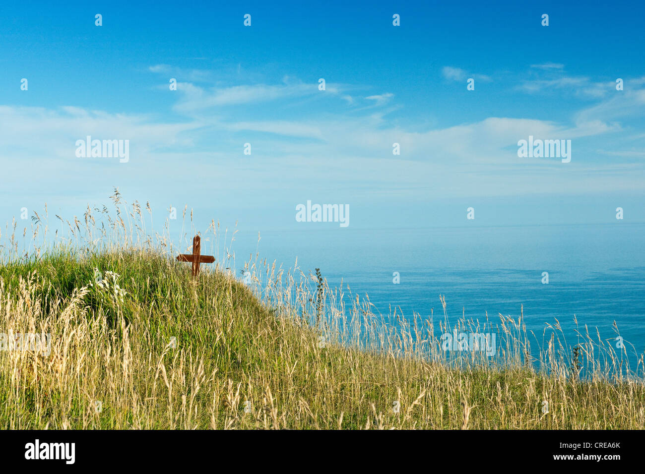 Una sola croce commemorativa sulle scogliere di Beachy Head di un famoso suicidio posto sulla South Downs East Sussex con mare blu Foto Stock