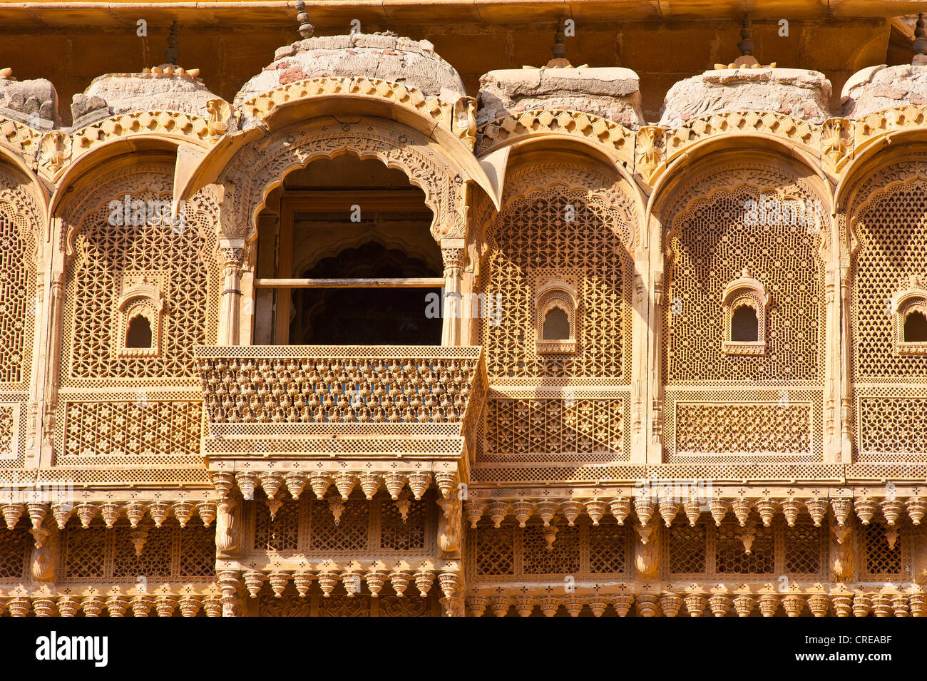 Filigrana della facciata di pietra arenaria di un vecchio haveli, residenziale e edificio commerciale dei mercanti, Patwon Ki Haveli, Jaisalmer Foto Stock
