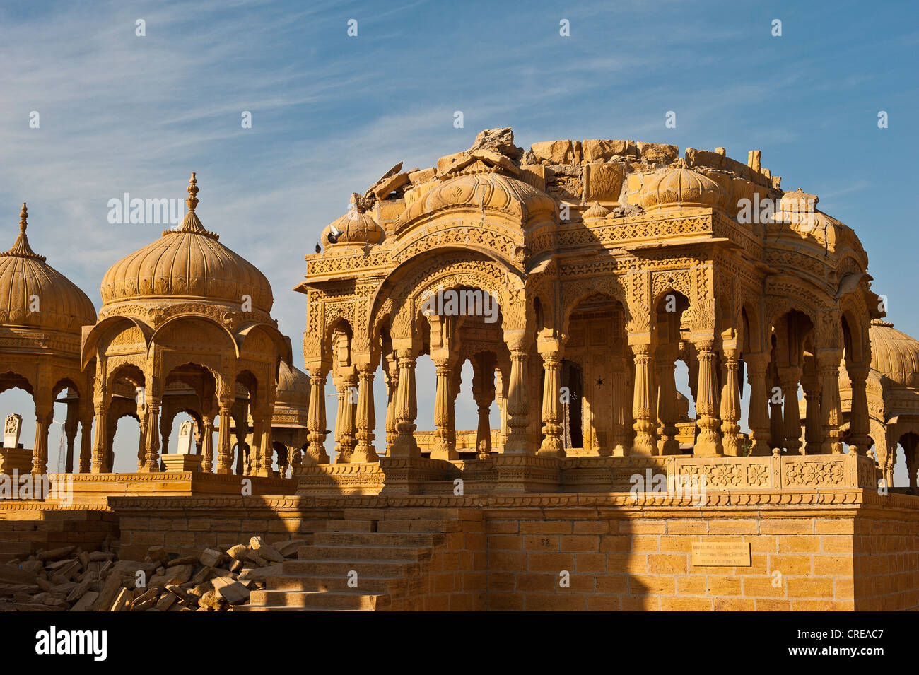 Il cenotafio, vecchio terreno di sepoltura dei sovrani di Jaisalmer, Rajasthan, India, Asia Foto Stock